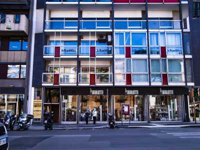 Ci spostiamo ora in corso Vittorio Emanuele, l� dove dal 1961 si staglia Palazzo Borea, opera degli architetti Vittorio Chiaia e Massimo Napolitano
